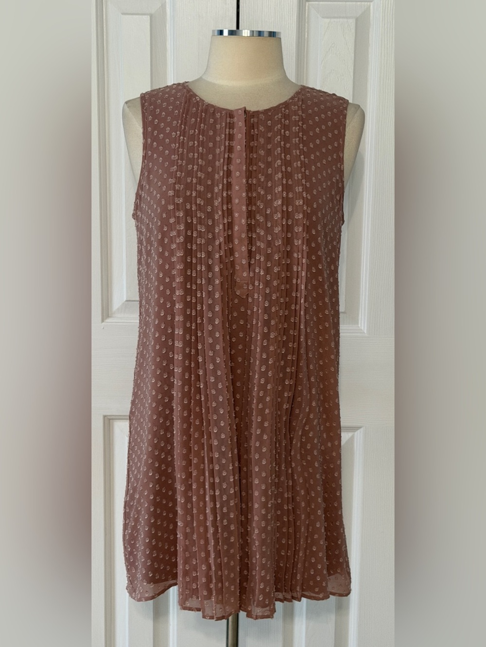 DR2 by Daniel Rainn Swiss Dot Pleated Sleeveless Blush Shift Dress Size Small